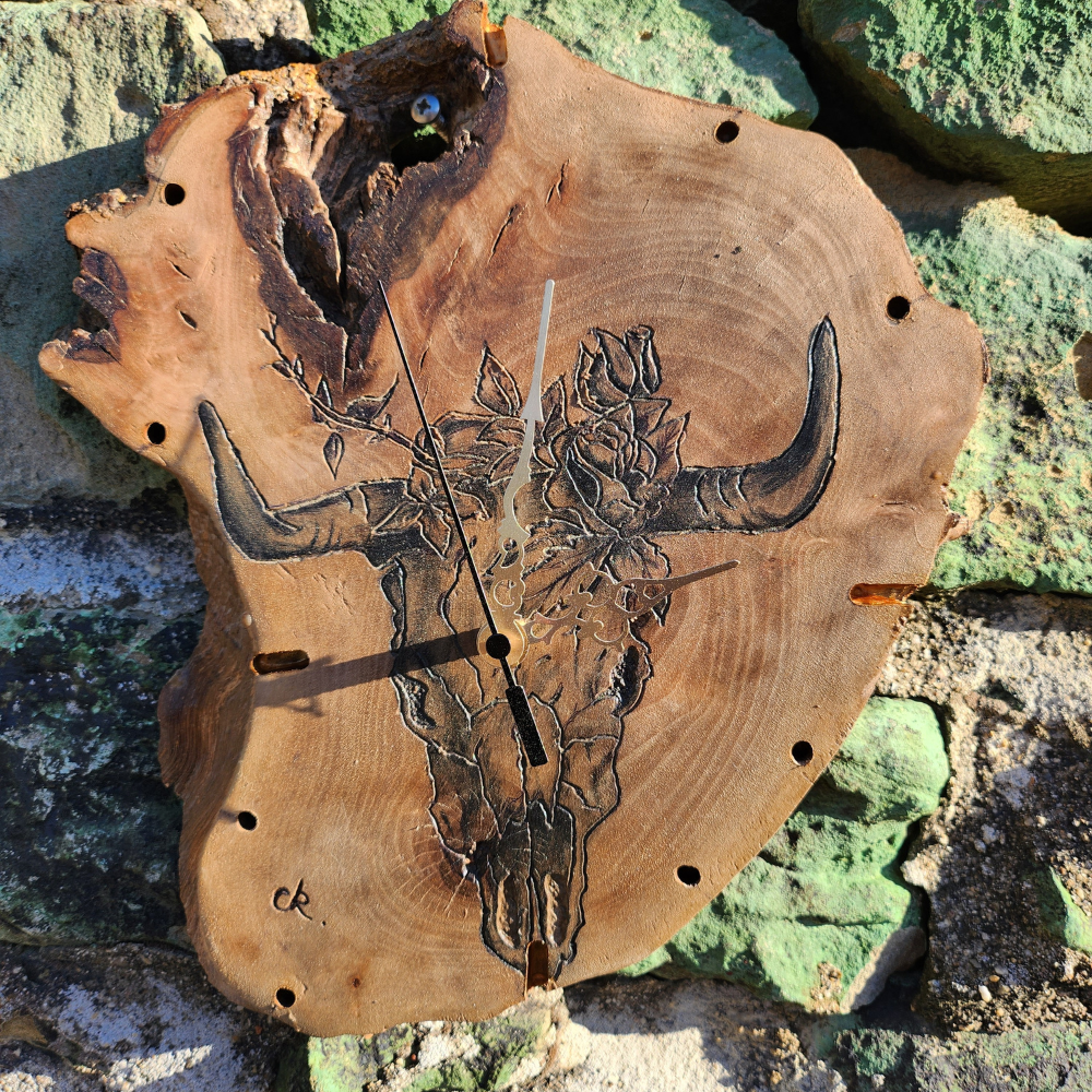 horloge en bois gravée crâne de bison